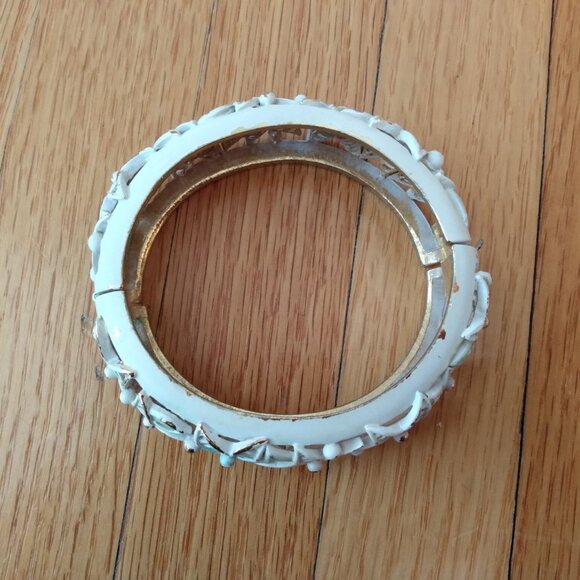 Vintage Bangle Bracelet Hinged Floral Openwork Painted White Pastel Gold Tone - Picture 12 of 13